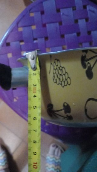 Pentola gialla con decorazioni frutta