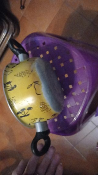 Pentola gialla con decorazioni frutta