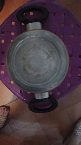Pentola gialla con decorazioni frutta