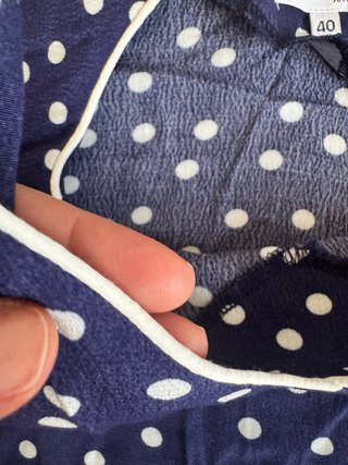 Blusa de tirantes azul con lunares blancos