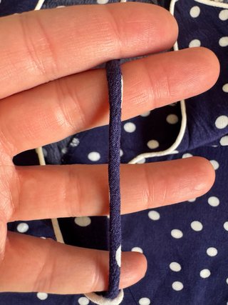 Blusa de tirantes azul con lunares blancos