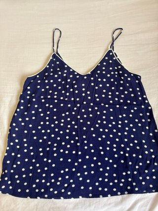 Blusa de tirantes azul con lunares blancos