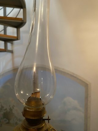 Lampada a petrolio vintage in ottone