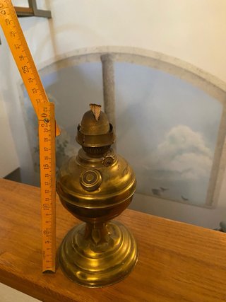 Lampada a petrolio vintage in ottone