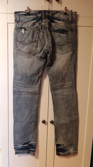 Pantalón vaquero desgastado