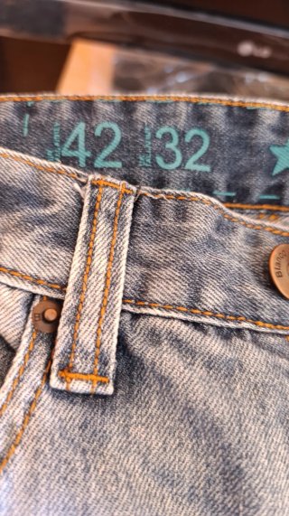 Pantalón vaquero desgastado