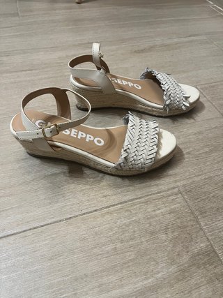 Sandalias cuña Gioseppo beige y blancas