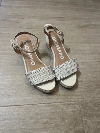 Sandalias cuña Gioseppo beige y blancas