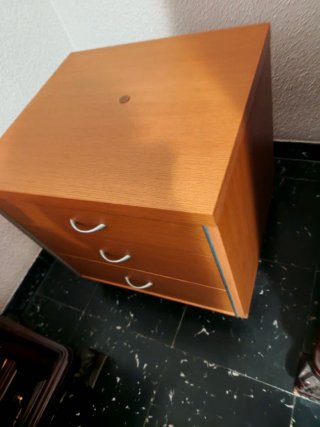 Mesitas de noche madera y metal Son dos iguales