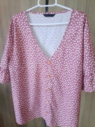 Camisa rosa con estampado floral blanco