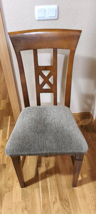 Sillas de madera con asiento tapizado