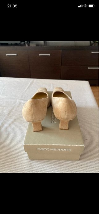 Tacones beige ante Paco Herrero