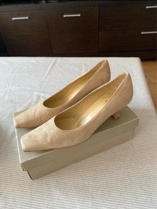 Tacones beige ante Paco Herrero