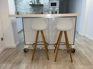 Mesa alta Silestone con despensa y 4 butacas