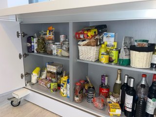Mesa alta Silestone con despensa y 4 butacas