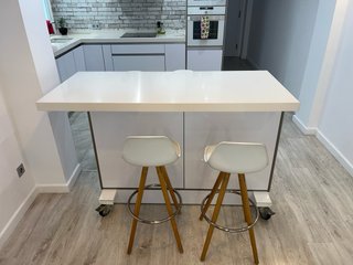 Mesa alta Silestone con despensa y 4 butacas