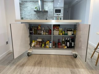 Mesa alta Silestone con despensa y 4 butacas