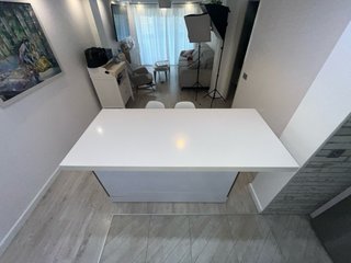 Mesa alta Silestone con despensa y 4 butacas