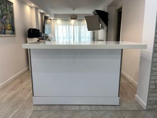 Mesa alta Silestone con despensa y 4 butacas