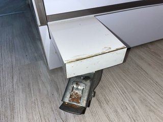 Mesa alta Silestone con despensa y 4 butacas