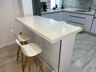 Mesa alta Silestone con despensa y 4 butacas