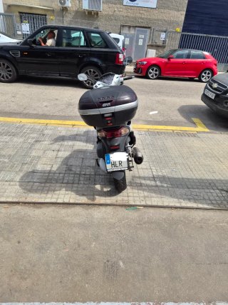 Honda SH300 Scooter Blanca y Negra