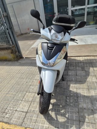 Honda SH300 Scooter Blanca y Negra