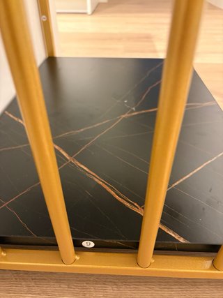 Mesa auxiliar efecto mármol y metal dorado