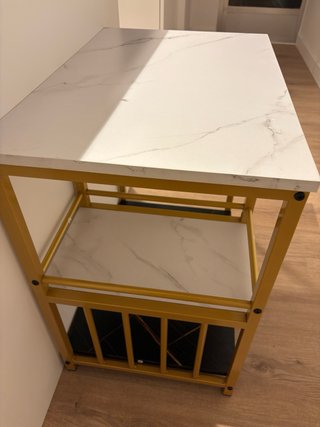 Mesa auxiliar efecto mármol y metal dorado