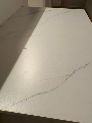 Mesa auxiliar efecto mármol y metal dorado