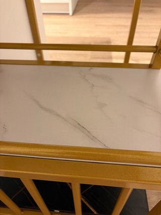 Mesa auxiliar efecto mármol y metal dorado