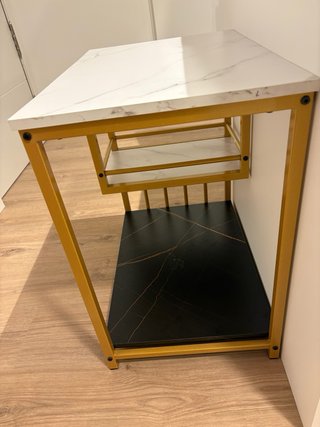 Mesa auxiliar efecto mármol y metal dorado