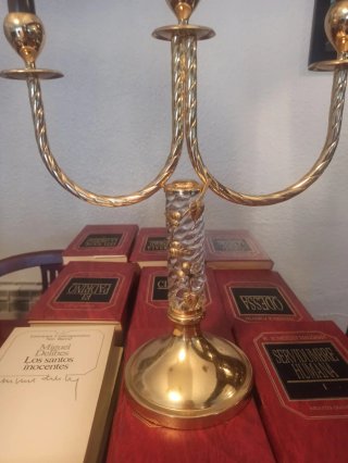 Candelabro dorado 3 velas con detalles de vidrio