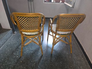 Sillas de mimbre con diseño geométrico.muy comodas