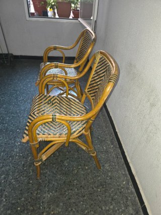 Sillas de mimbre con diseño geométrico.muy comodas
