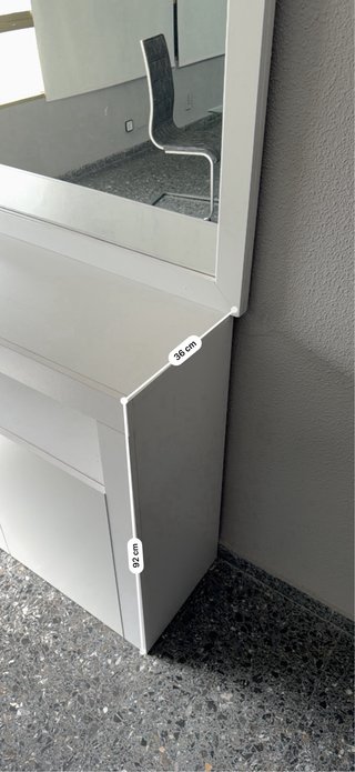 Mueble de salón blanco con espejo