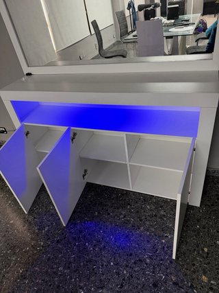 Mueble de salón blanco con espejo