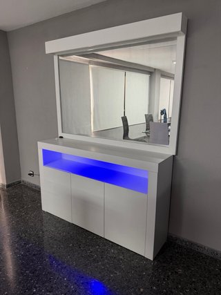 Mueble de salón blanco con espejo