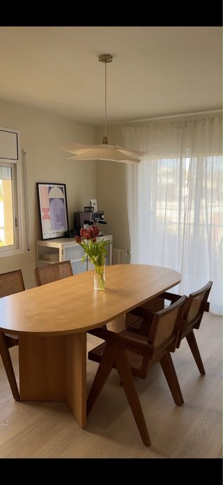 Mesa de comedor ovalada de madera