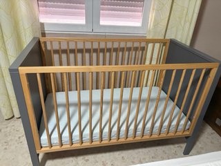 Cuna de madera y gris