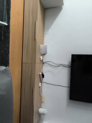 Mueble de salón blanco y madera
