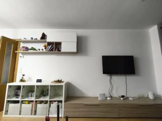 Mueble de salón blanco y madera