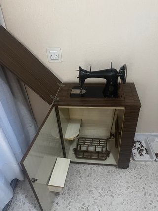 Máquina de coser Alfa antigua con mueble