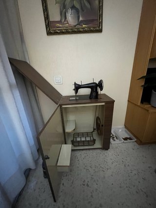 Máquina de coser Alfa antigua con mueble