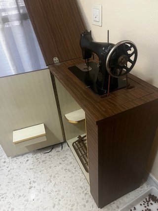 Máquina de coser Alfa antigua con mueble