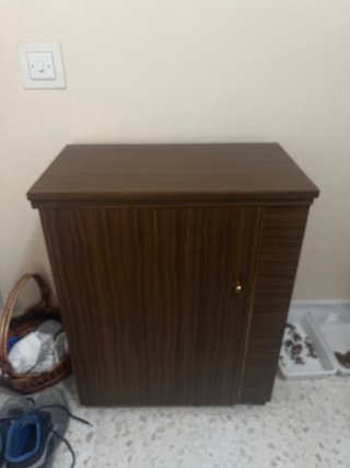 Máquina de coser Alfa antigua con mueble