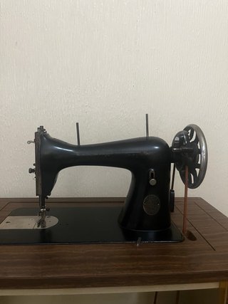 Máquina de coser Alfa antigua con mueble