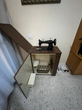 Máquina de coser Alfa antigua con mueble