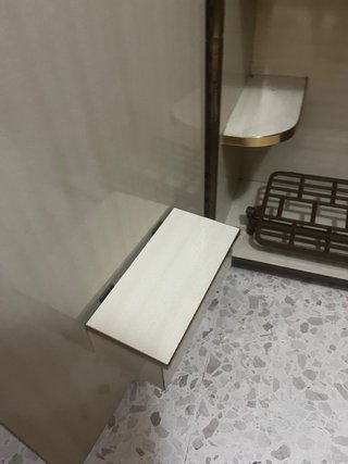 Máquina de coser Alfa antigua con mueble