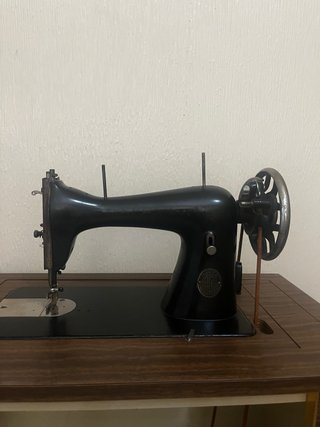 Máquina de coser Alfa antigua con mueble